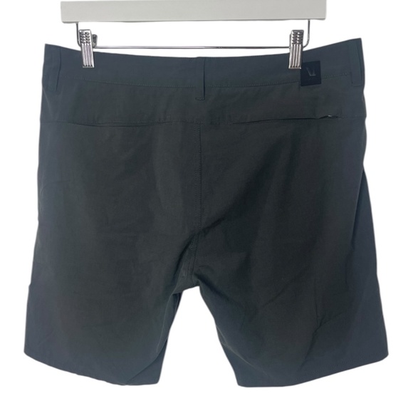 Vuori Aim Charcoal Mens 32 Shorts - Picture 2 of 6